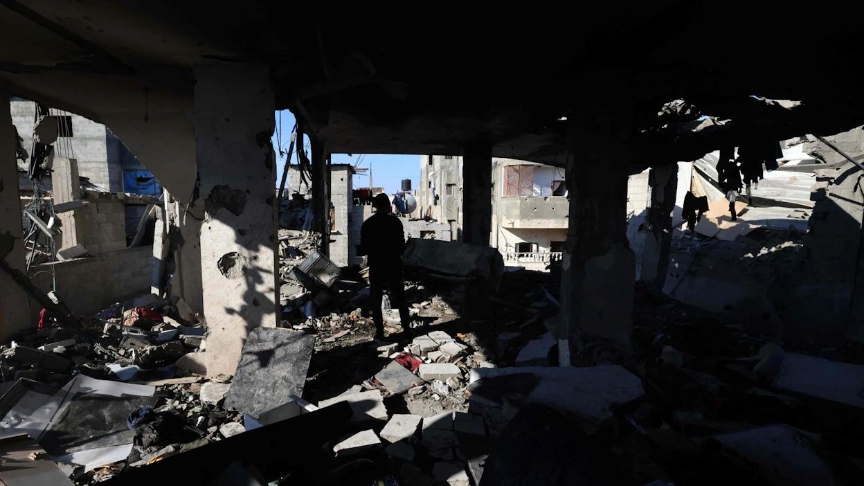 Rakennusvaurioita yöllisen pommituksen jäljiltä Rafahissa Gazan eteläosassa maanantaina. AFP/Lehtikuva.