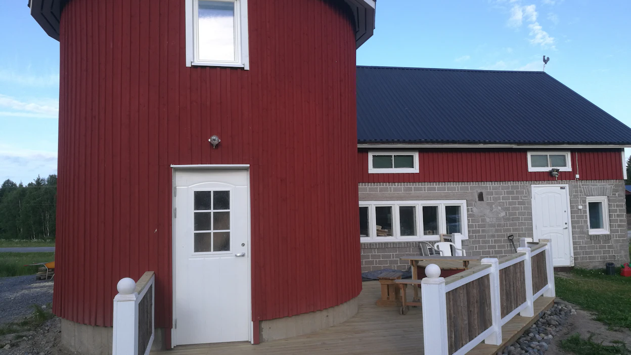 Erkki Näätsaaren isän tekemä rehutorni sai muutoksessa uuden ilmeen. Alakertaan rakennettiin pesu- ja pukuhuone sekä sauna, ylös vilvoittelutila. Rakennuksen pyöreä muoto asetti työlle omat haasteensa.