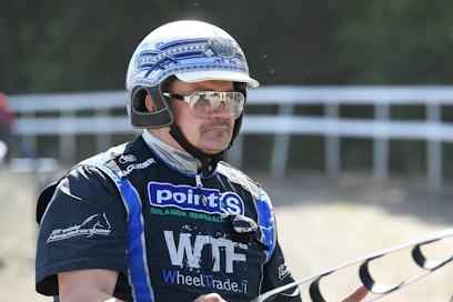 Mika Haapakangas valmentaa, omistaa ja on kasvattanut kahdeksanvuotiaan Special Majorin. Lauantaina ori kiri hopeadivisioonan voittoon Eskilstunassa.