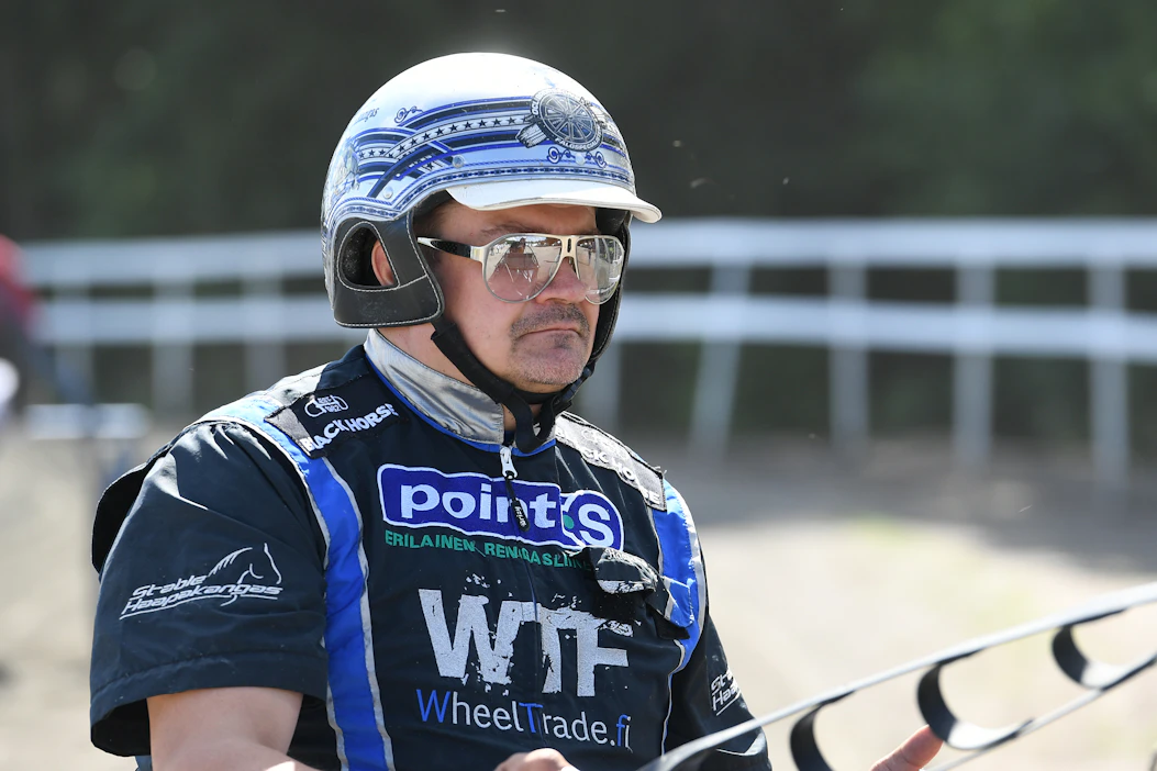 Mika Haapakangas valmentaa, omistaa ja on kasvattanut kahdeksanvuotiaan Special Majorin. Lauantaina ori kiri hopeadivisioonan voittoon Eskilstunassa.