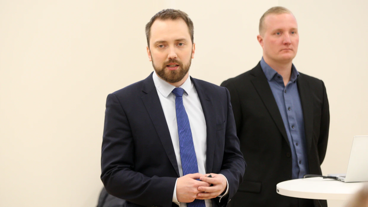 Lappeenranta sai vuoden 2027 Kuninkuusravit ilman vastaehdotuksia. Lappeenrannan hakemusta olivat esittelemässä vs. kaupunginjohtaja Tuomo Sallinen (vas.) sekä raviratayhtiön toimitusjohtaja Teemu Keskitalo.