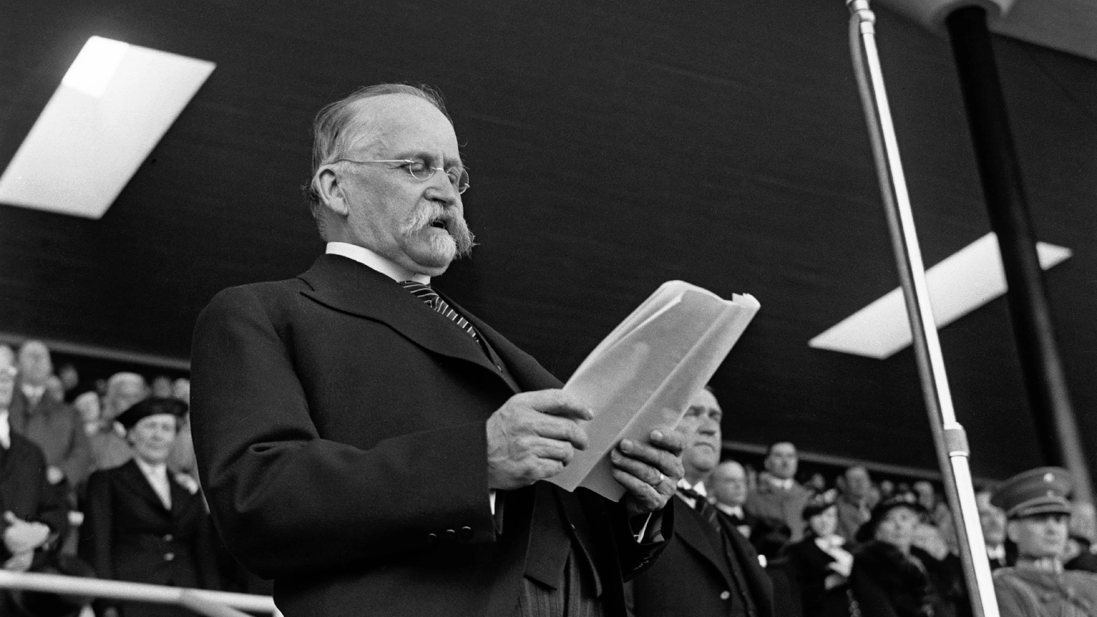 Presidentti Kyösti Kallio vihkimässä Helsingin Olympiastadionin käyttöön kesällä 1938.