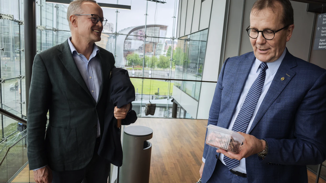 WWF:n ja ministeriön tilaisuudessa tarjoiltiin Fredrik von Limburg Stirumin kotitilan, Kosken kartanon, lihaa.<strong id="strong-c83bdcf99570a4bc5e921f42dd3ee06a"> </strong>Tila tuottaa ensimmäisenä Suomessa sertifioitua laidunlihaa. Paahtopaistia maistoi myös maa- ja metsätalousministeriön kansliapäällikkö Pekka Pesonen.