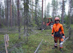 Aikaisemmin ammatti­metsurinakin työskennellyt Pumpanen myy hankintapuunsa Metsä Groupille.