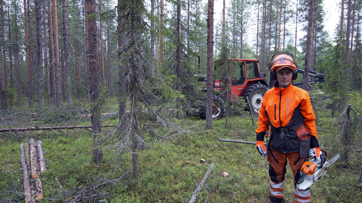 Aikaisemmin ammatti­metsurinakin työskennellyt Pumpanen myy hankintapuunsa Metsä Groupille.