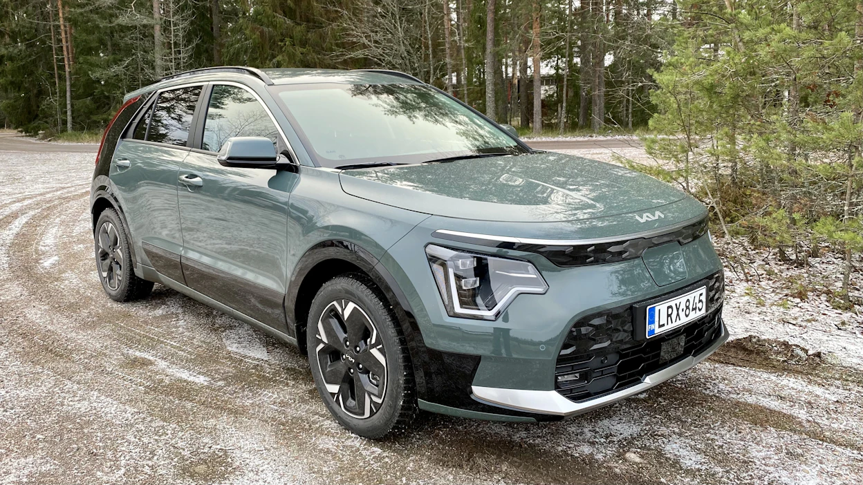 Vuoden Autoksi noussut Kia Niro päihitti Mercedes-Benz EQE:n täpärässä äänestyksessä.