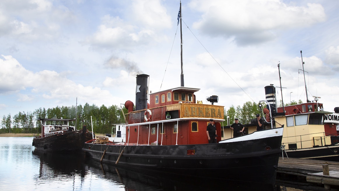Sympaattisen näköinen S/S Ahkera on elävä muisto yli sadan vuoden takaisesta puunkuljetustekniikasta.