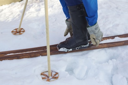 Suomessakin hiihdettiin vielä 1970-luvun alussa kilpaa puusuksilla.