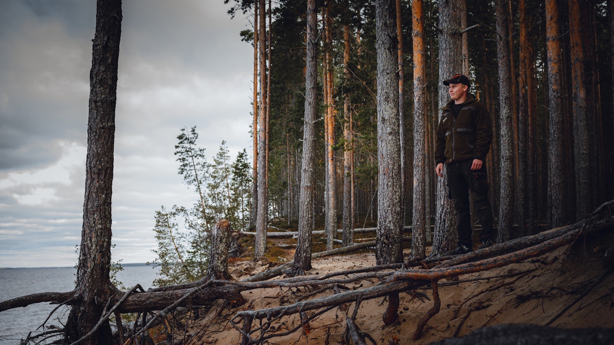 Metsähallituksen huoltotyöntekijä Perttu Leiviskä esitteli Oulujärven retkeilyaluetta MT:eelle. Kuvassa hän seisoo Oulujärven rannalla.