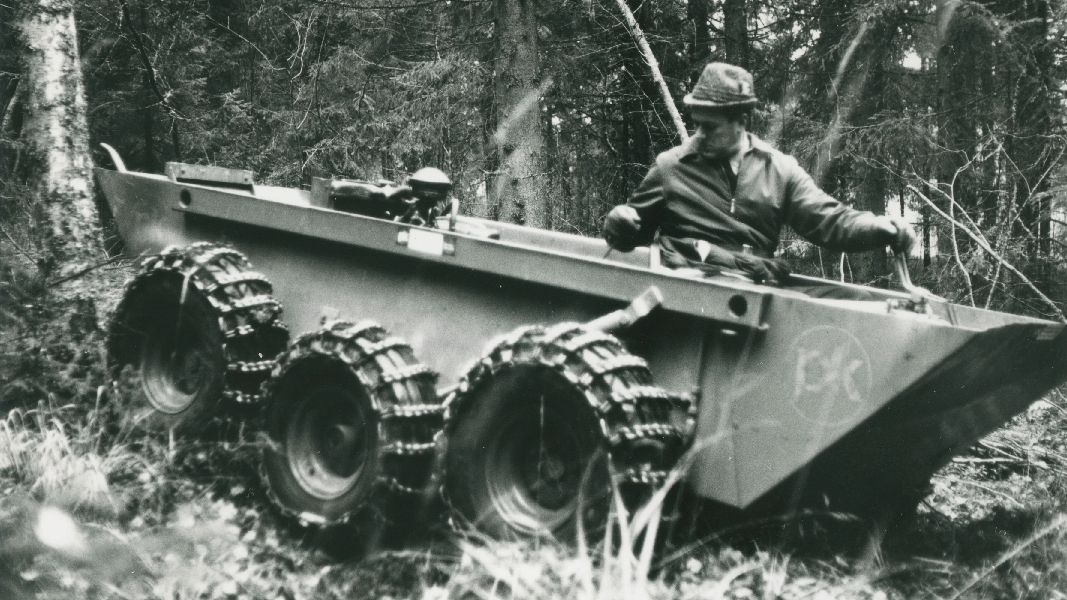 Metsäkoneiden testaus oli 1960-luvulla herrasmiesten hommaa. Kuvassa Peltosalmen konepajan MP-maastoajoneuvon proton runko ajokokeessa 1969.