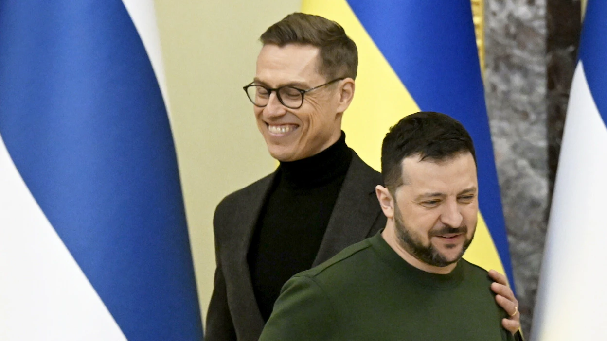 Alexander Stubb ja Volodymyr Zelenskyi keskustelivat muun muassa turvatakuista, ase- ja ammusvarastoista sekä investoinneista Ukrainan puolustusteollisuuteen. LEHTIKUVA / Vesa Moilanen.