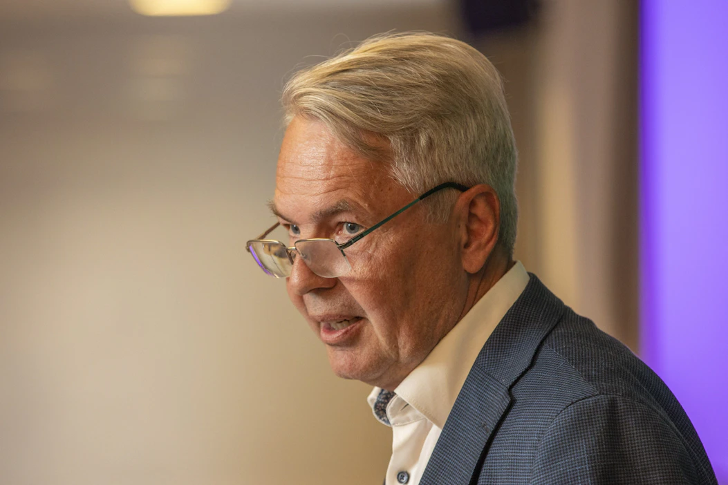 Pekka Haavisto (kuvassa) ja Alexander Stubb ovat selkeimmät ehdokkaat toiselle kierrokselle, josta on sen sijaan tulossa tiukan tasainen kisa, selviää Ylen presidenttikyselystä. LEHTIKUVA / Tommi Anttonen.