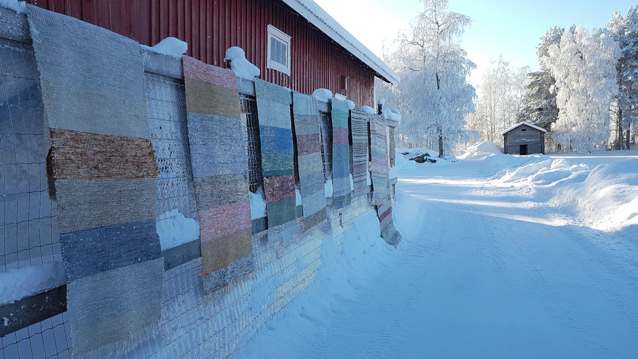 Pakkasilmaa voidaan hyödyntää petivaatteita ja mattoja raikastavana tuuletusmenetelmänä.