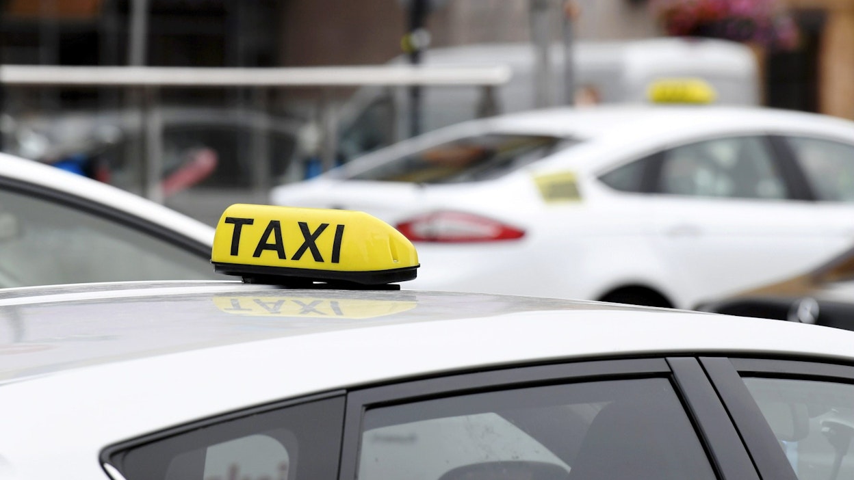 Kuluttajaliittoon on otettu taksiuudistuksen jälkeen yhteyttä niin palvelun saatavuudesta, hinnasta kuin turvallisuudestakin. LEHTIKUVA / Saara Peltola. 
