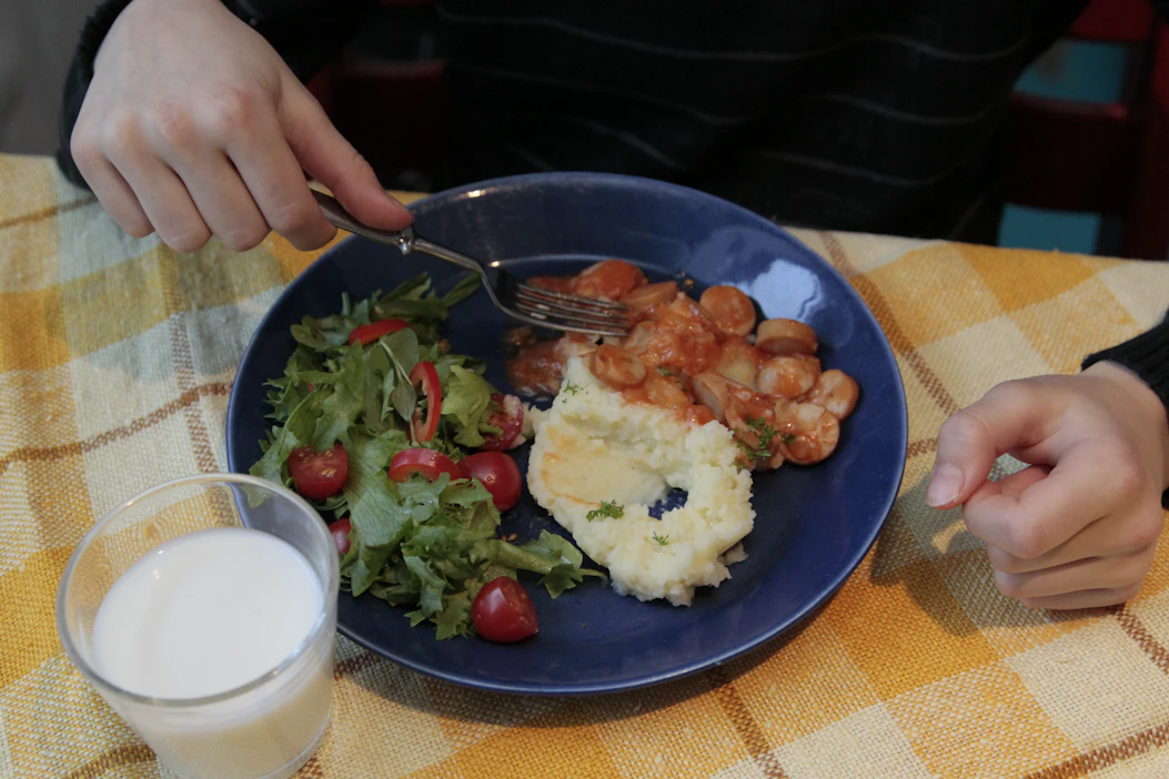 Kirjoittajat muistuttavat, että erityisesti lapsille ja ikäihmisille riittävä energian- ja ravintoaineiden saanti on erittäin tärkeää.