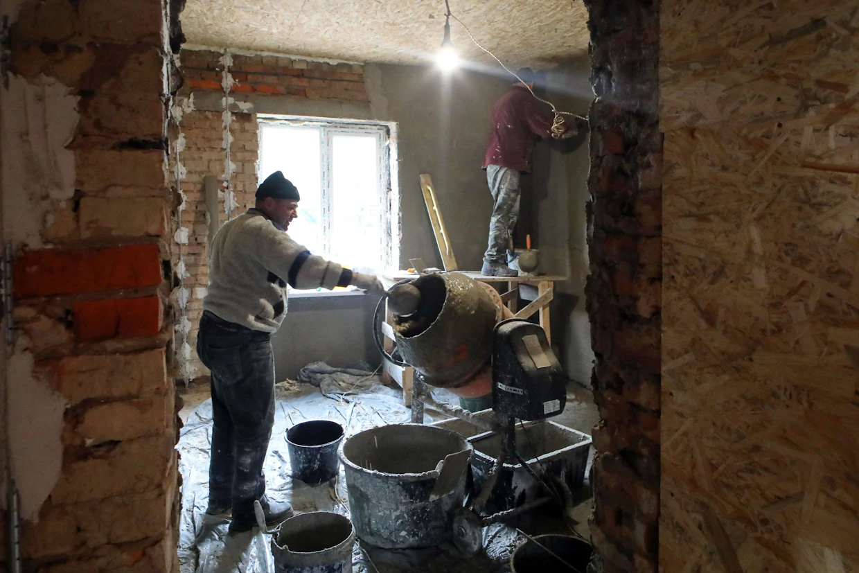 Miehet rakensivat taloa uudelleen Yahidnen kylässä Tšernihivin alueella Pohjois-Ukrainassa. Kuvaustilanteen aitoutta ei ole pystytty varmistamaan.