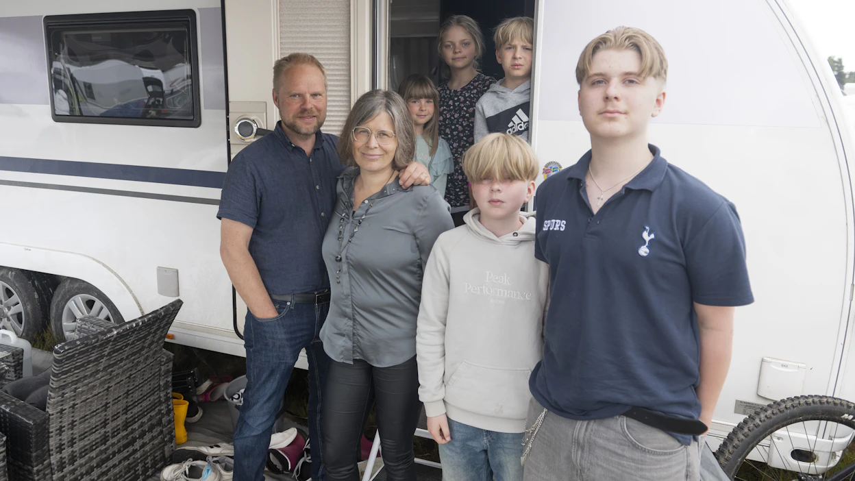 ”Meille se on lomailua, kun olemme liikenteessä. Kaikki on jotenkin niin käytännöllistä ja helppoa”, Kari sanoo. Eturivissä Kari, Kaisa, Justus ja Jasper. Ylärivissä vasemmalta Judith, lapsenlapsi Jasmiina ja Julius.