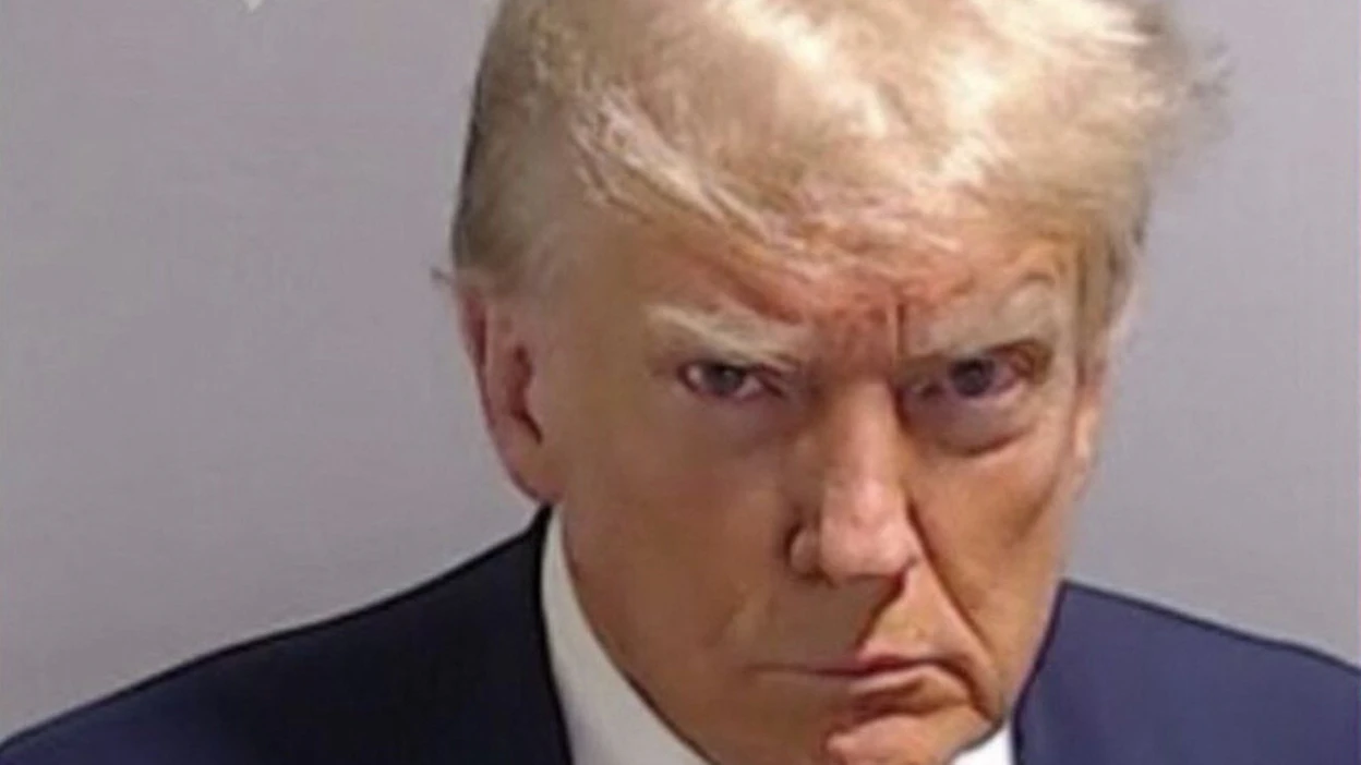 Donald Trump päästettiin vapaaksi 200 000 dollarin takuita vastaan sen jälkeen, kun hänen pidätyskuvansa oli otettu.