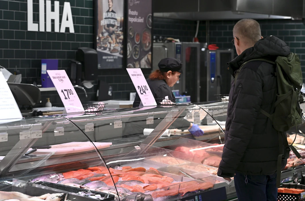 Hintojen nousu köyhdyttää ikäihmisten ruokavaliota. Monella ikäihmisellä on puutetta erityisesti proteiinista. LEHTIKUVA / Heikki Saukkomaa.