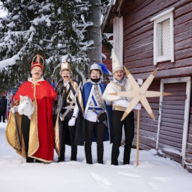 Tiernapoikayhtye Leevin Laulajat esiintyi Pirilän joulumarkkinoilla Kempeleessä lähellä Oulua 17. joulukuuta.
