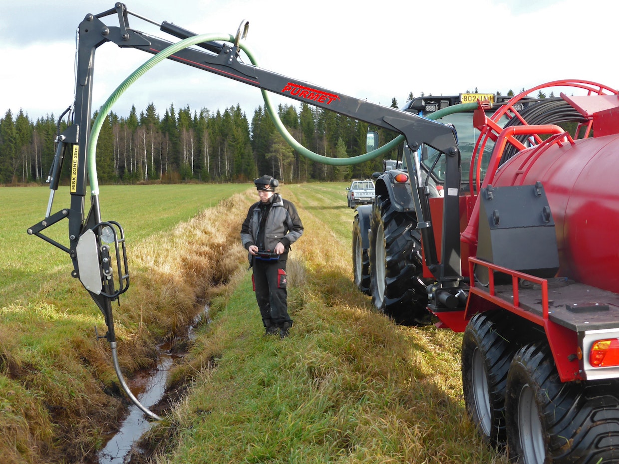 Purmet on kotimainen kehittynyt kokonaisjärjestelmä. Huuhtelutekniikan erikoisuutena voidaan vesisuihkuun syöttää mukaan paineilmaa, jolloin suihkun irrotusteho kasvaa. Kärryssä on toiminnallisesti aito kaivupuomisto, jolloin työmaalla ei tarvita erillistä kaivuria. Pikakiinnitteisen huuhtelupään vaihto kauhaan sujuu helposti. Työnäytöstä antamassa Johan Löv.