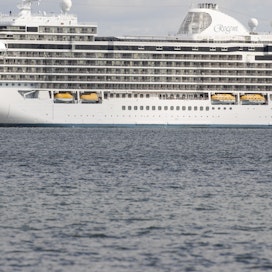 Luksusristeilijä M/S Seven Seas Splendor oli alkukuusta ankkuroituna Hernesaaren satamassa Helsingissä. Yli 220-metriseen alukseen mahtuu 266 parvekkeellista hyttiä ja 732 matkustajaa. Norjalaisristeilijän sanotaan käsittävän nykyaikaista ympäristöteknologiaa.
