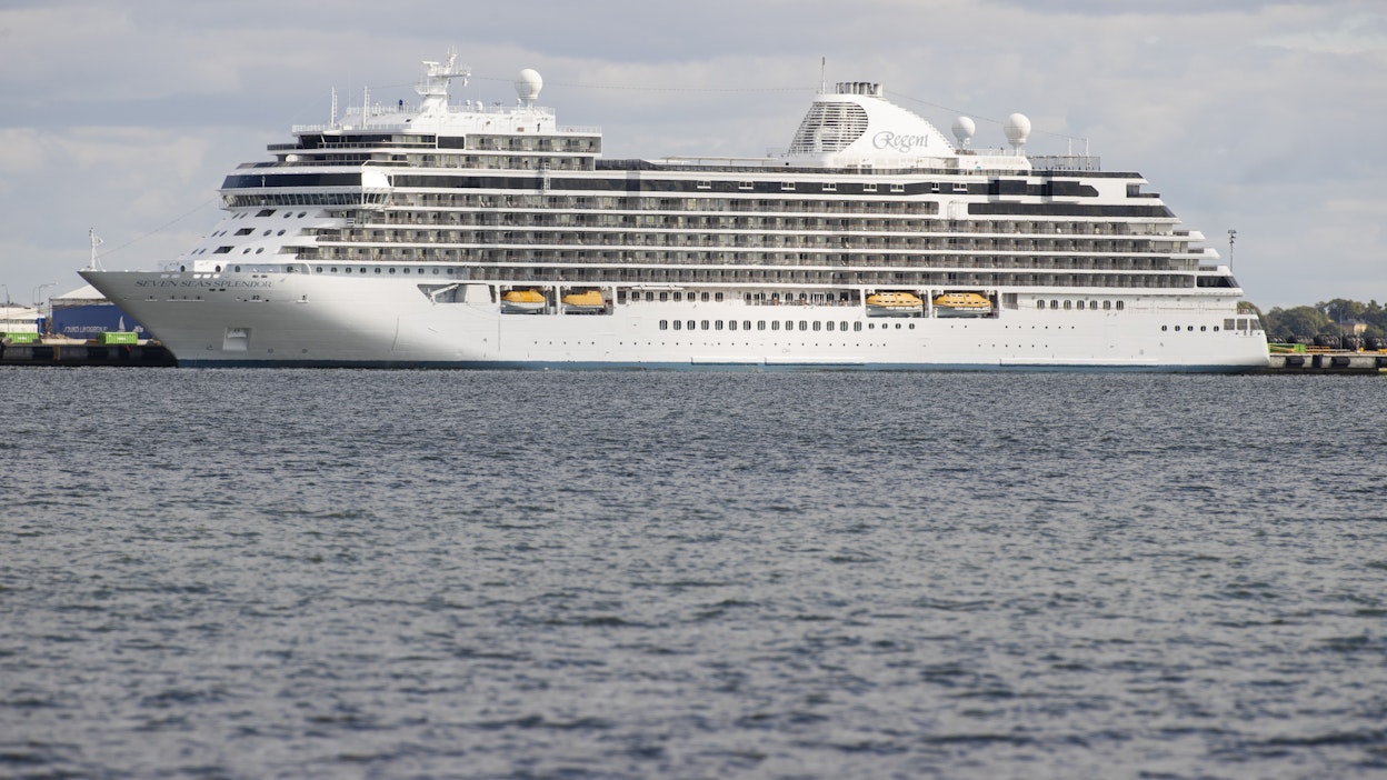 Luksusristeilijä M/S Seven Seas Splendor oli alkukuusta ankkuroituna Hernesaaren satamassa Helsingissä. Yli 220-metriseen alukseen mahtuu 266 parvekkeellista hyttiä ja 732 matkustajaa. Norjalaisristeilijän sanotaan käsittävän nykyaikaista ympäristöteknologiaa.