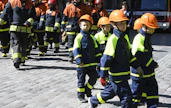 Osa palokuntanuorista liittyy täysi-ikäisenä sopimuspalokuntien hälytysosastoihin. Kuvassa nuoria vapaapalokuntalaisia Helsingin VPK:n palokuntaparaatissa toukokuussa 2019. LEHTIKUVA / HEIKKI SAUKKOMAA. 