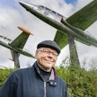 Itä-Suomessa varttunut Jukka Nieminen pääsi varusmiehenä taustalla näkyvän Fouga Magister -suihkuharjoituskoneen ohjaimiin.