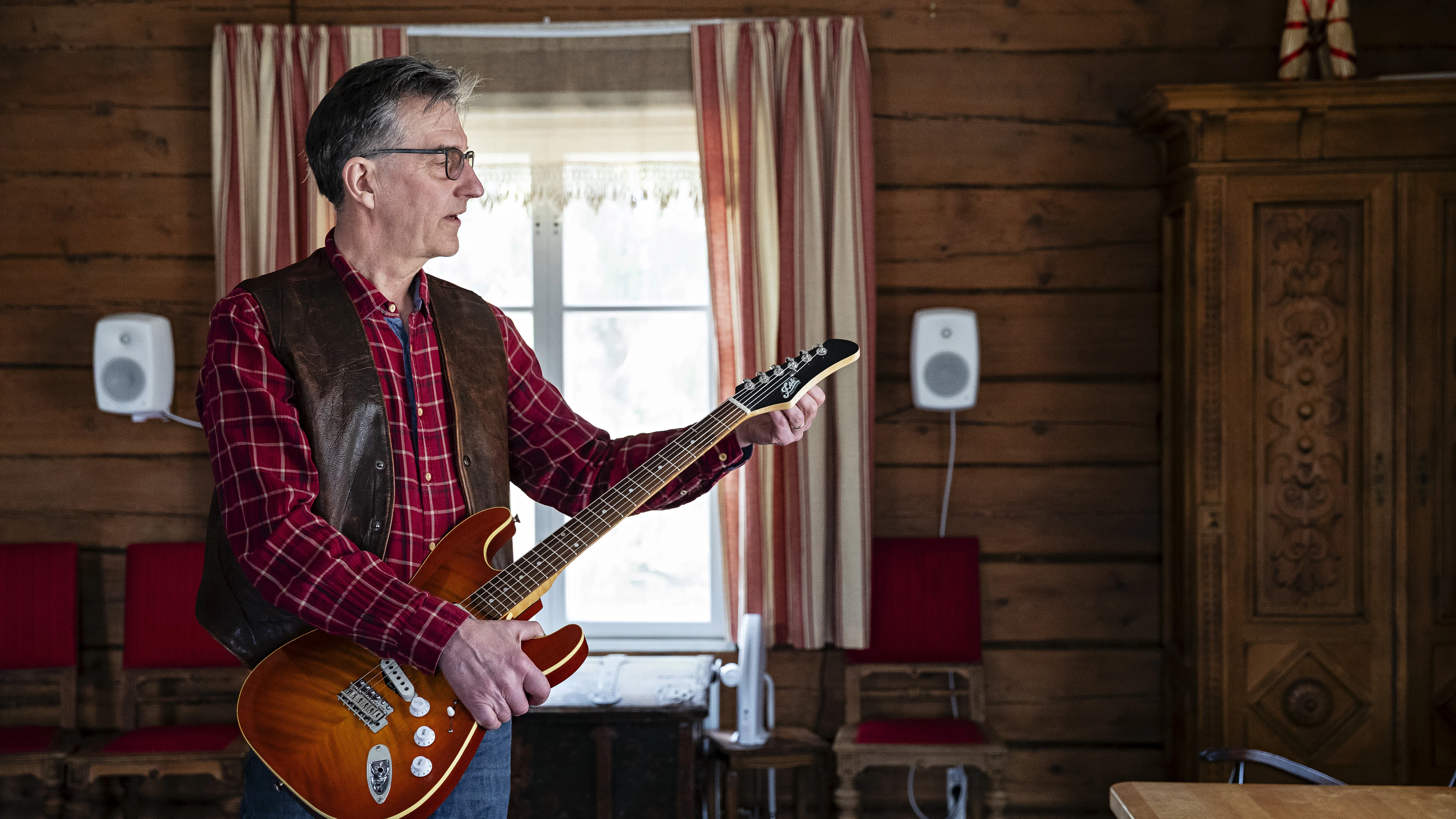 Mikko Koskela esiintyy niin aikuisille kuin lapsille. Lastenmusiikkia hän tekee yhdessä puolisonsa Päivi Koskelan kanssa.