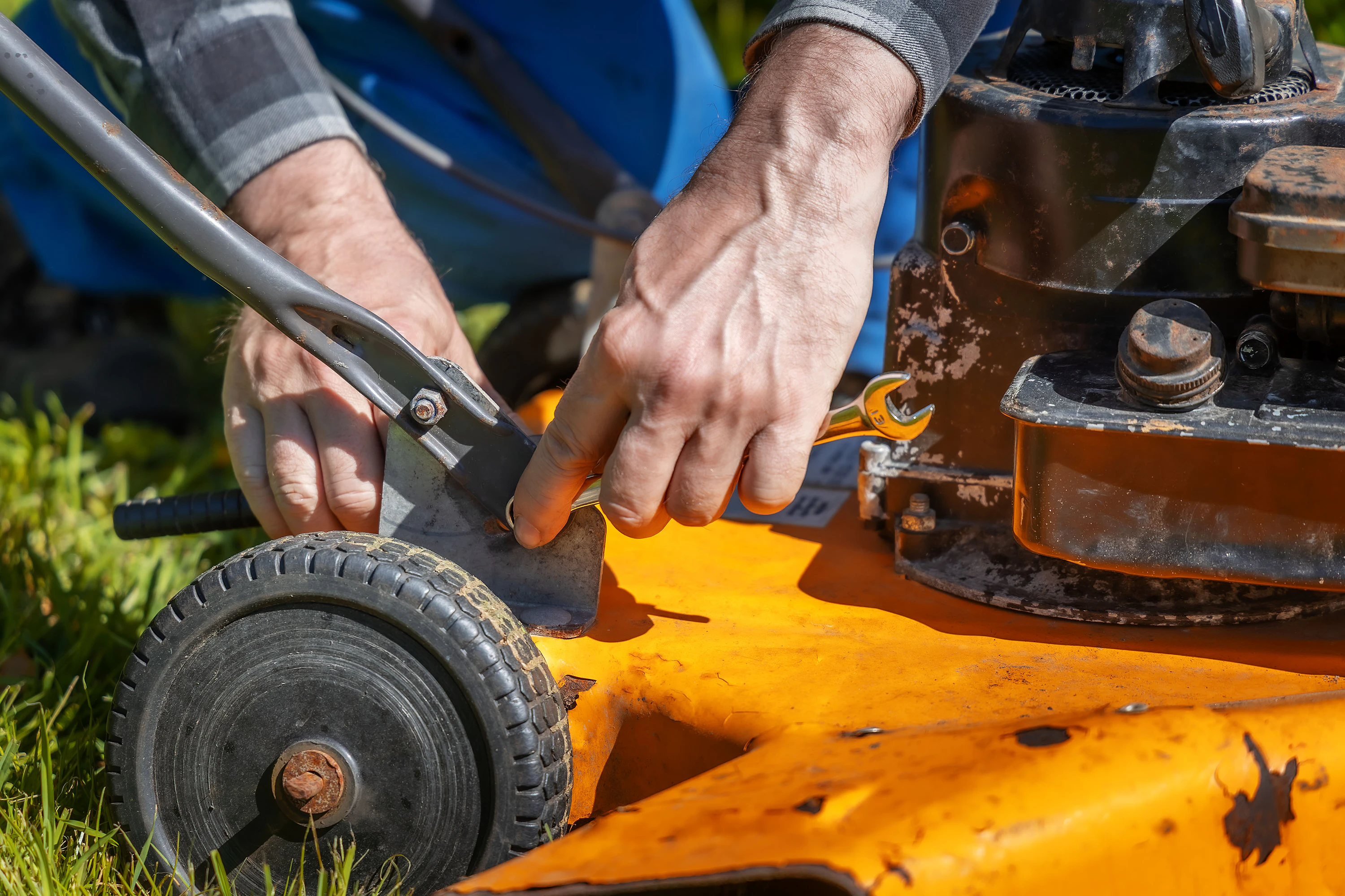 Jotta leikkurin sai kallistettua riittävästi teroitusta varten, kahvan kaksi säätöpulttia piti irrottaa.