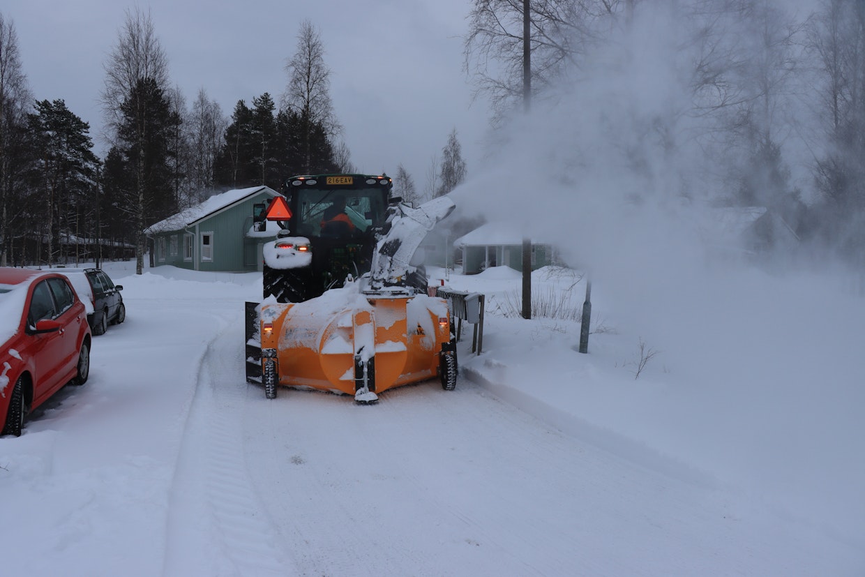 Yksitorvinen linko sopii erityisen hyvin kiinteistönhoitotöihin, kun kuljettaja voi ahtaissa paikoissa suunnata lumisuihkun tarkasti haluamaansa suuntaan ja esimerkiksi matalan aidan yli. Parhaimmissa tapauksissa lumi voidaan syöttää etukautta uudelleen linkoon, näin liittymät ja jo aurattujen alueiden ylitykset jäävät siisteiksi.