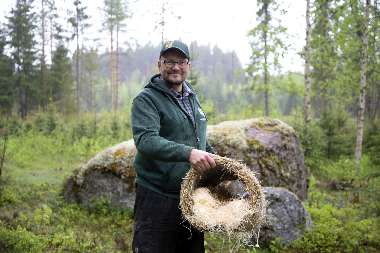 Metsästäjäliiton lintuvesiasiantuntija Veli-Matti Pekkarinen opastaa Farmari-messuilla putkipesien valmistuksessa ja kertoo levähdysaluehankkeesta.