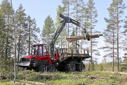 Uusi, 25 tonnin kantavuuden Komatsu 898 on massiivinen kone. Se vastaa markkinoiden tarpeeseen saada entistä suuremman kuormakapasiteetin koneita niihin olosuhteisiin, missä ne ovat käytettävissä.