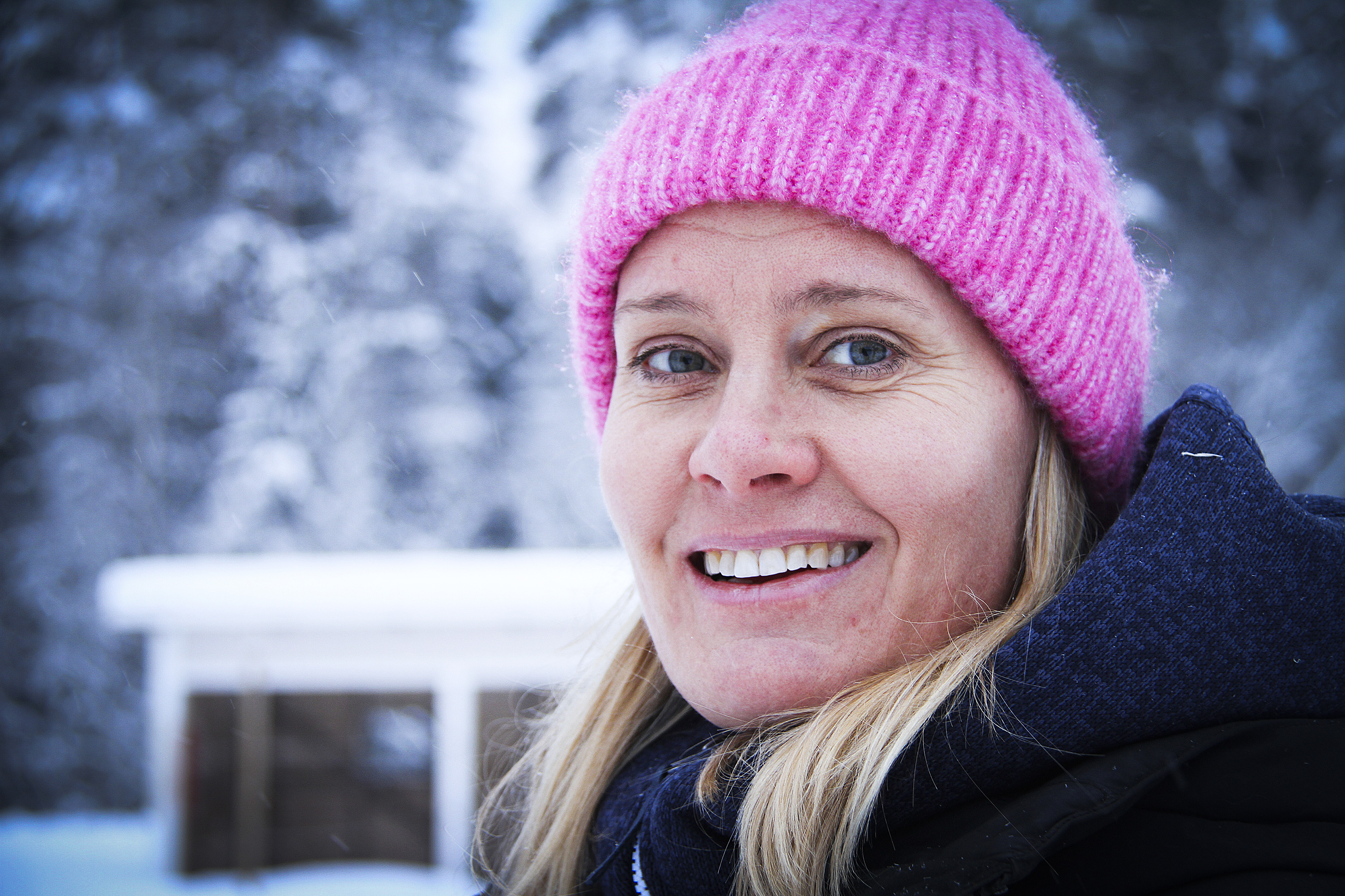 Annina Kokkonen painottaa, että hevoset voivat hyvin monenlaisessa hoidossa. Suomessa monet hevosenpitäjät tuntuvat näännyttävän itsensä liiallisella hoitamisella.