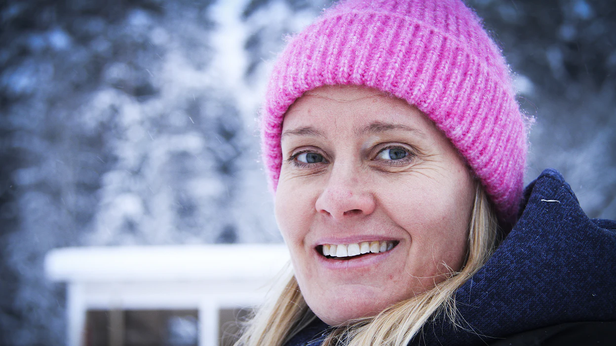 Annina Kokkonen painottaa, että hevoset voivat hyvin monenlaisessa hoidossa. Suomessa monet hevosenpitäjät tuntuvat näännyttävän itsensä liiallisella hoitamisella.