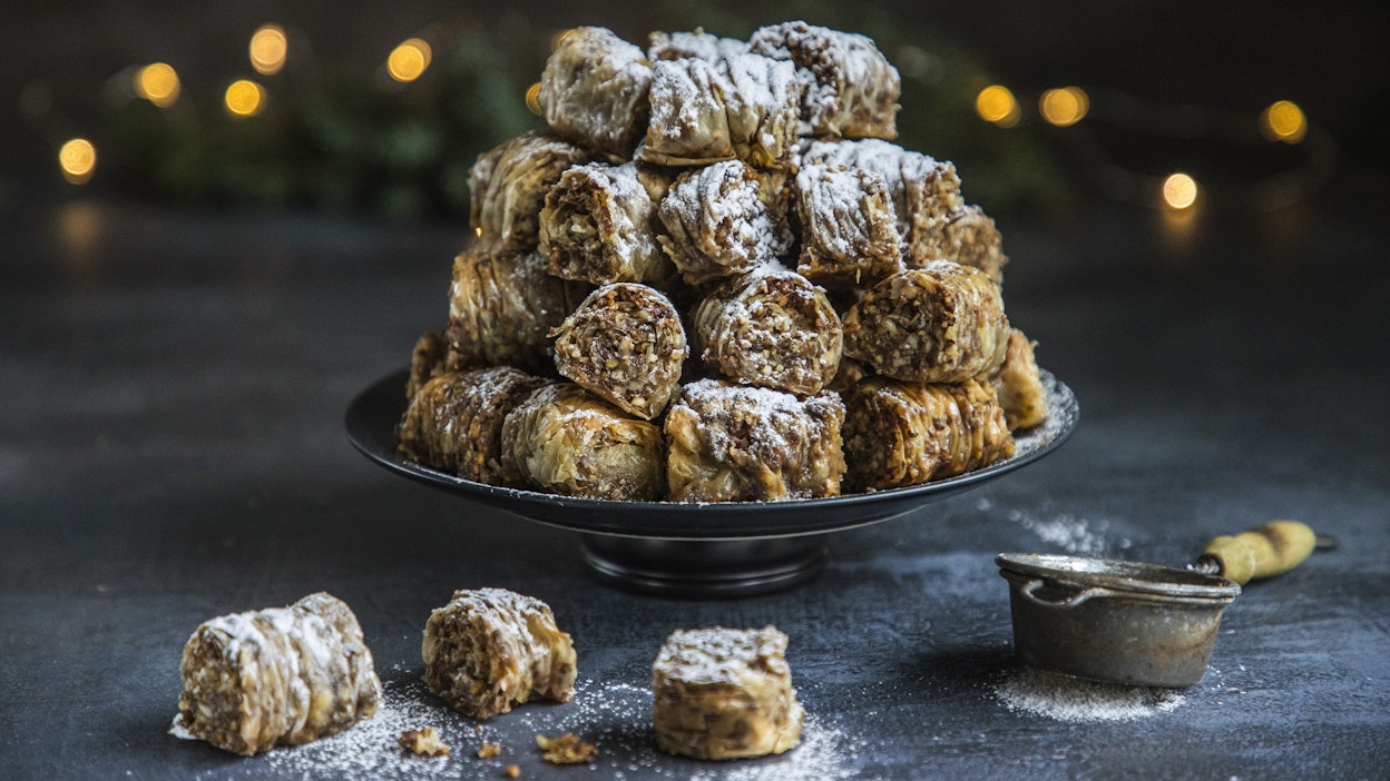 Rapea filotaikina, joulumaustettu pähkinärouhe sekä rasvan ja sokerisiirapin liitto tekevät rullabaklavasta vastustamattoman jouluherkun.