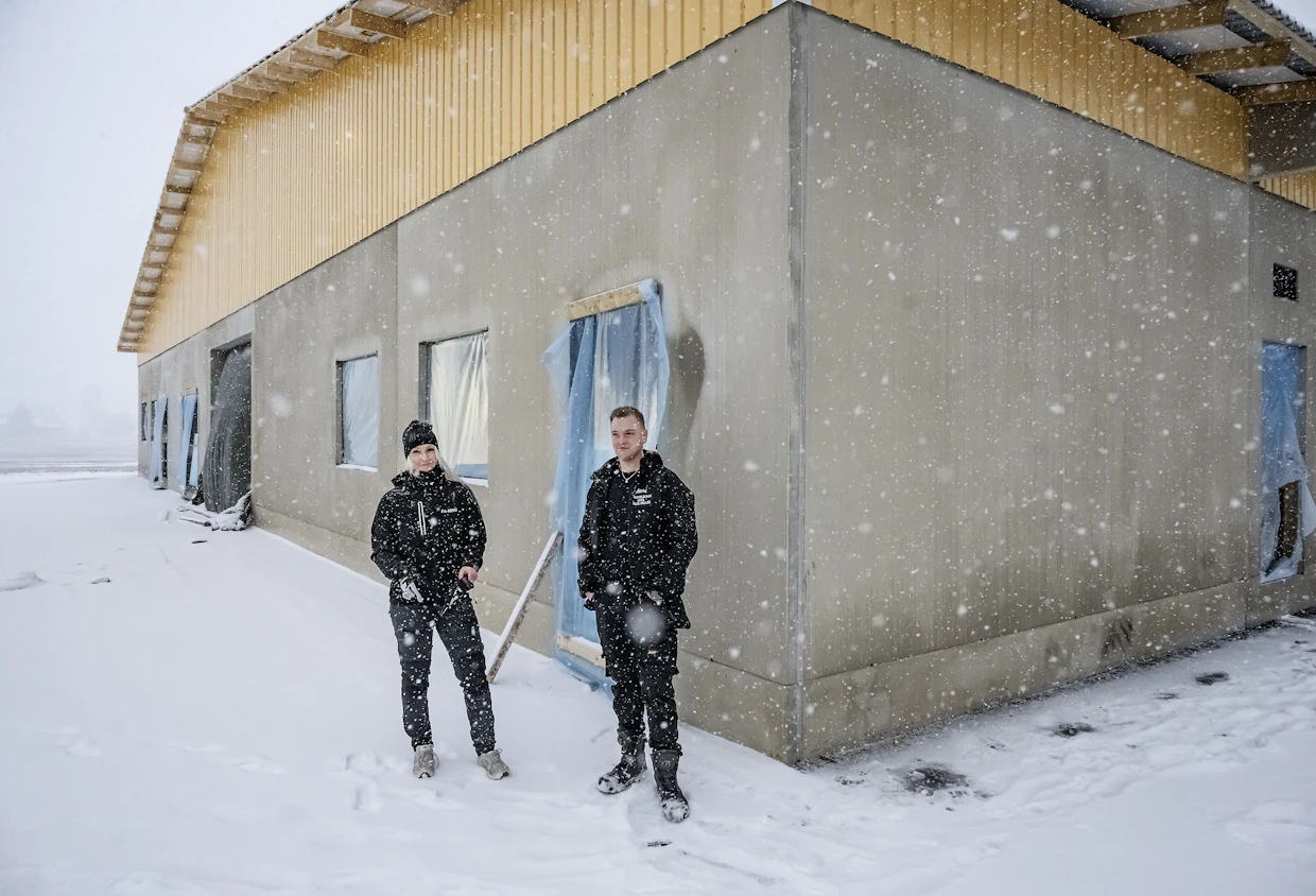 Broilerihallin rakentaminen oli jo pitkällä marraskuussa, kun ensilumet satoivat lakeuksille.