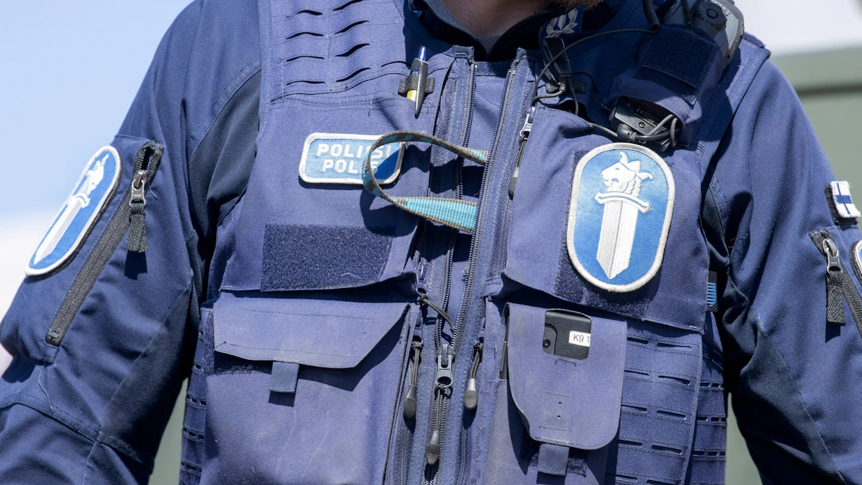 Poliisi antoi virka-apua valvontaeläinlääkärille eläinsuojelutarkastuksen yhteydessä. Kuvituskuva. LEHTIKUVA / Elsa Paakkinen.