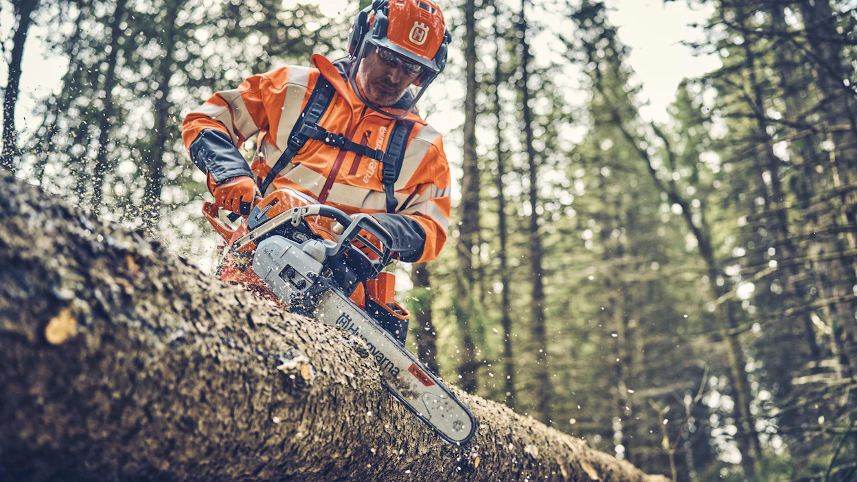 Sähkösahojen markkinaosuus kasvaa, mutta ruotsalainen sahavalmistaja Husqvarna jatkaa myös polttomoottorisahojen tuotekehitystä. Uusi ammattimalli XP 562 tulee markkinoille syksyllä.