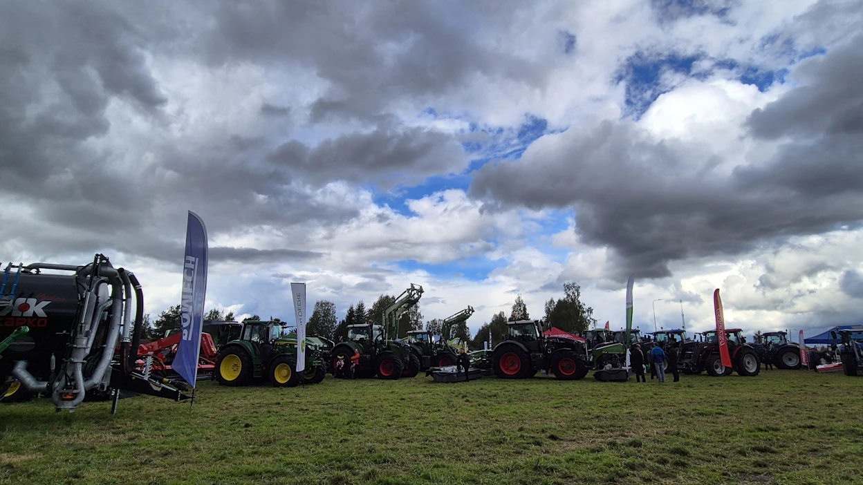 Valtra on nostanut markkinaosuuttaan, vaikka senkin menekki on supistunut. Menettäjiä ovat Fendt ja Claas. Kuva on Ollikkala-messuilta elokuulta.