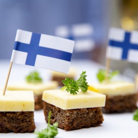 Reilu viipale suomalaista juustoa laitetaan maltaan makuisen saaristolaispalan päälle.