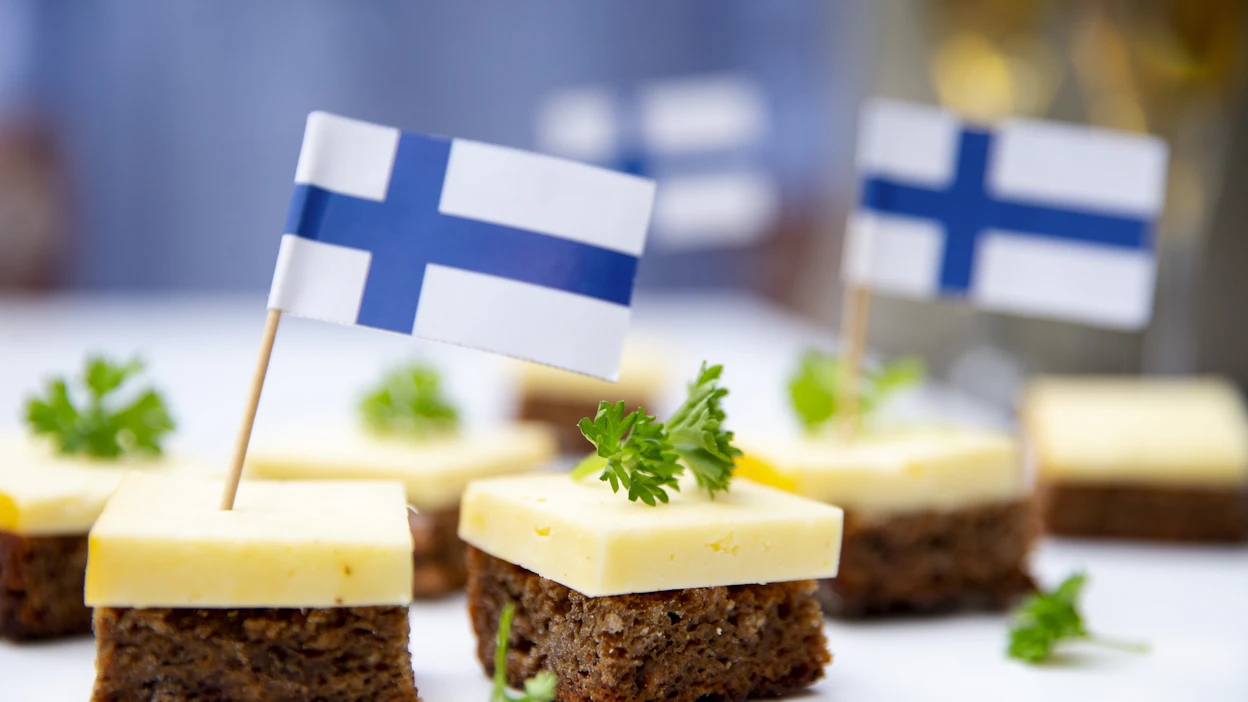 Reilu viipale suomalaista juustoa laitetaan maltaan makuisen saaristolaispalan päälle.