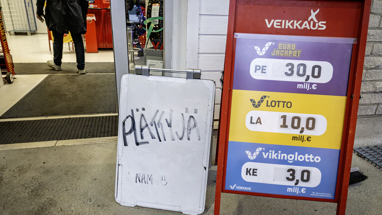 Jotkut pelaavat kassalle maksettavaa lottoa mieluiten eri paikkakunnalla kuin itse asuvat, jotta henkilöllisyys pysyisi salassa.