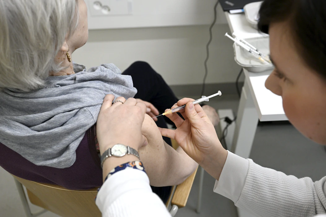 Väitöskirjan mukaan koronarokotusten suoja heikkeni selvästi Omikron-muunnoksen ilmaannuttua joulukuussa 2021. LEHTIKUVA / Markku Ulander.