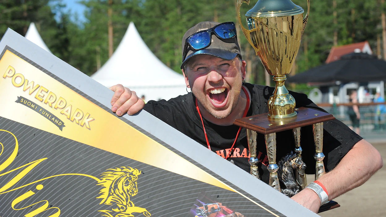 Fredrik ”Frasse” Fransson juhli valmentajan roolissa Odd Heraklesin Nordid King -voittoa Härmässä juhannuksena 2021.