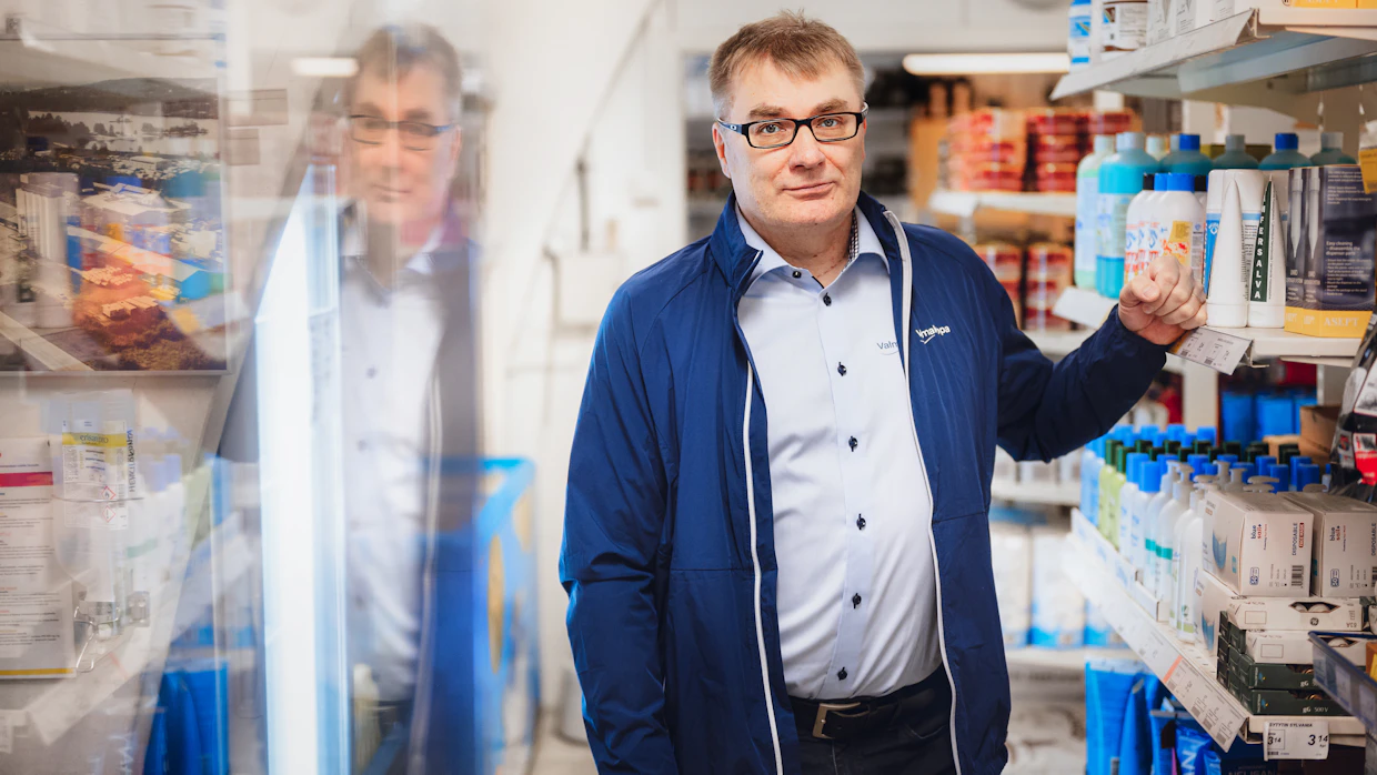 Mikko Leinonen johtaa osuuskunta Maitosuomen Valmakaupan toimintaa ja on puheenjohtajana osuuskuntien Valmakauppatyöryhmässä, jossa on jäseniä jokaisesta valiolaisesta osuuskunnasta. Kuva on Kajaanin myymälästä.