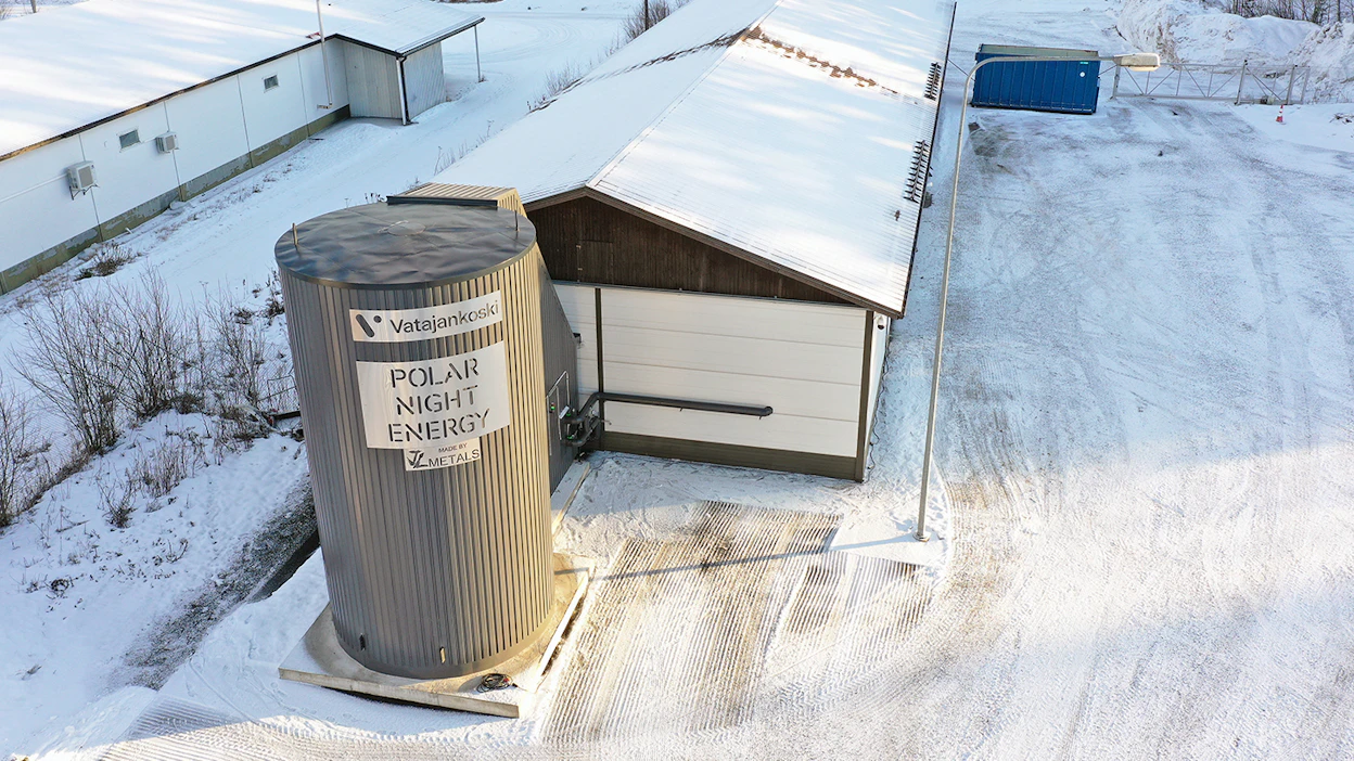 Kuvassa Vatajankoskella jo toimiva Polar Night Energyn toimittama hiekka-akku. Pornaisiin rakennettava vuolukivimurskeella täytettävä hiekka-akku on kapasiteetiltaan 10-kertainen ja sen tilavuus on pari tuhatta kuutiota.