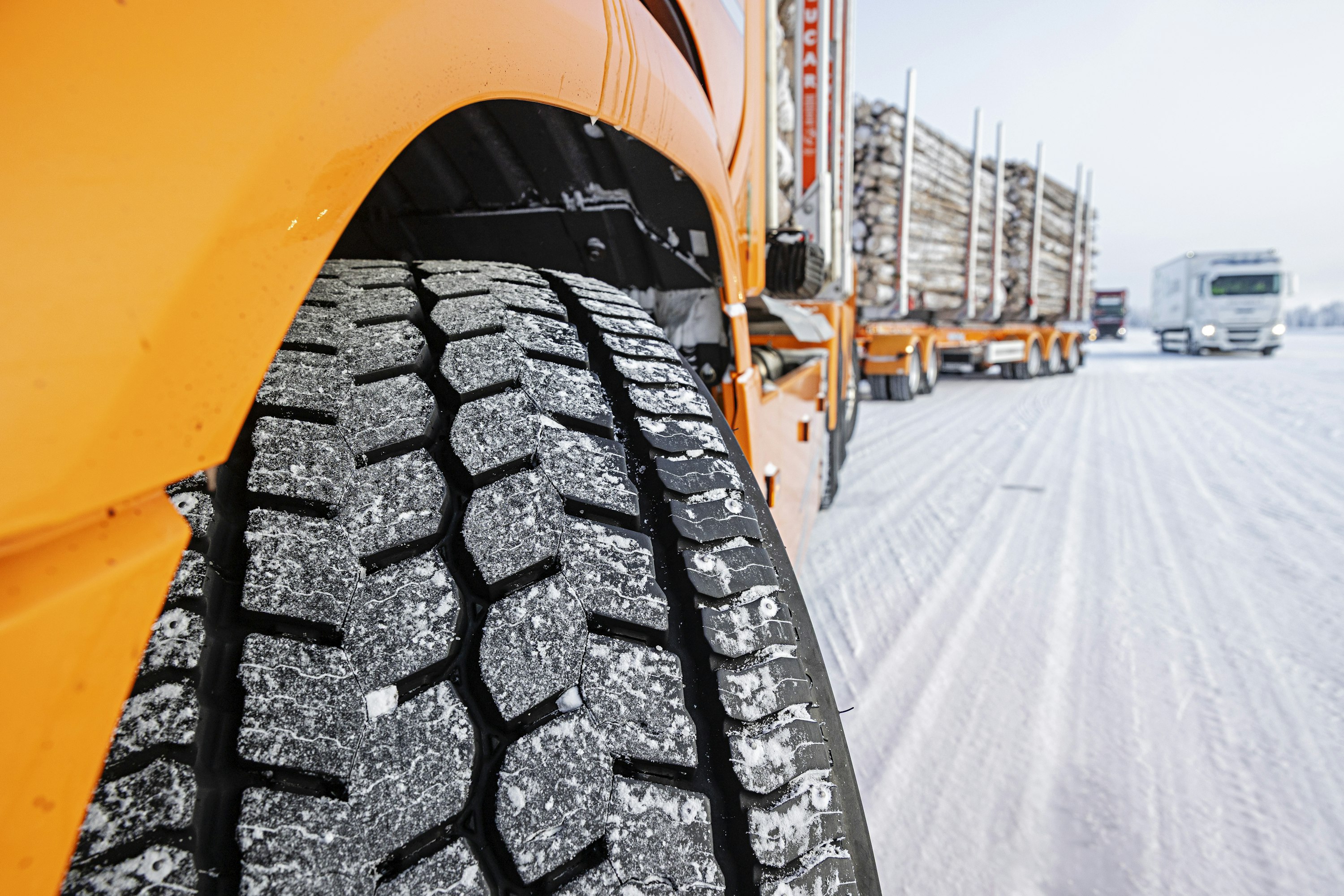 Puutavara-auton eturenkaissa on nastat, mikä lisää pitoa etenkin jäisellä pinnalla. Paripyörät ja akseleiden määrä lisäävät kitkapintaa.