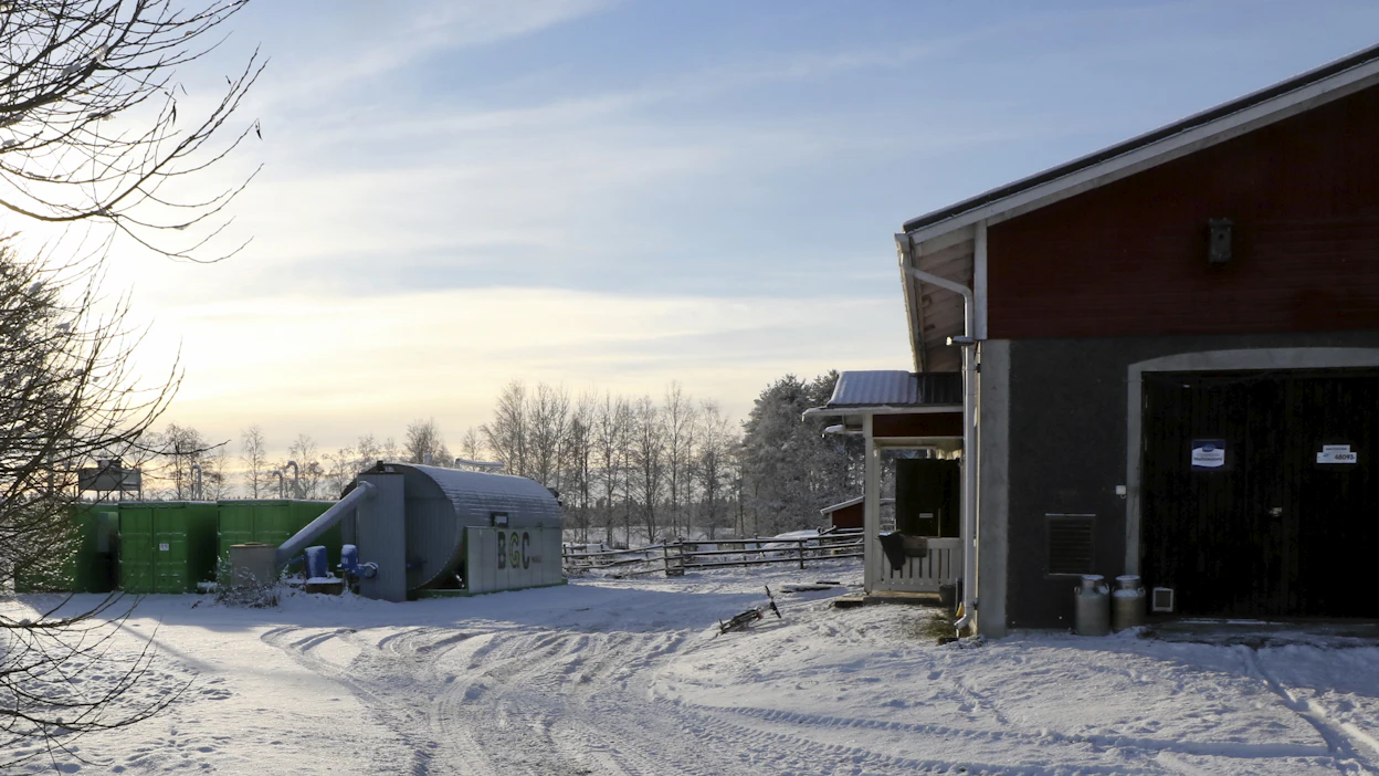 Biokaasulaitoksen kontit ovat lieteputken reitillä navetalta lietesäiliöön. Nyt navetan liete kiertää biokaasulaitoksen läpi. Muodostuvan biometaanin avulla tuotetaan sähköä ja lämpöä. Reaktorikontti on oikealla, kaksi keskimmäistä konttia ovat kaasupuskureita ja vasemmalla on tekniikkakontti.